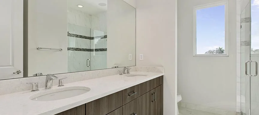 Benefits of wall-mounted cabinets in small bathrooms