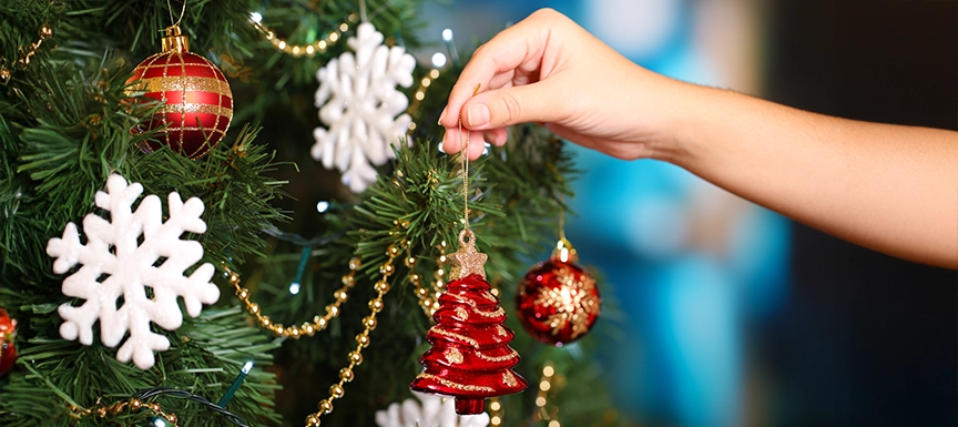 What are the Best Christmas Wall Décor Ideas for Living Rooms?