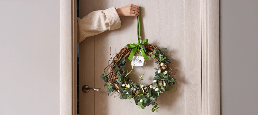 How Can Nerolac Paints Inspire Christmas Wooden Door Decorations?