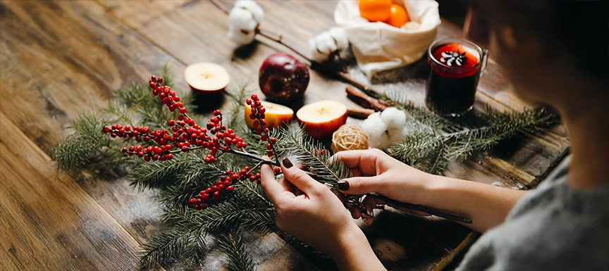 What Are Stunning Christmas Table Decorating Ideas?