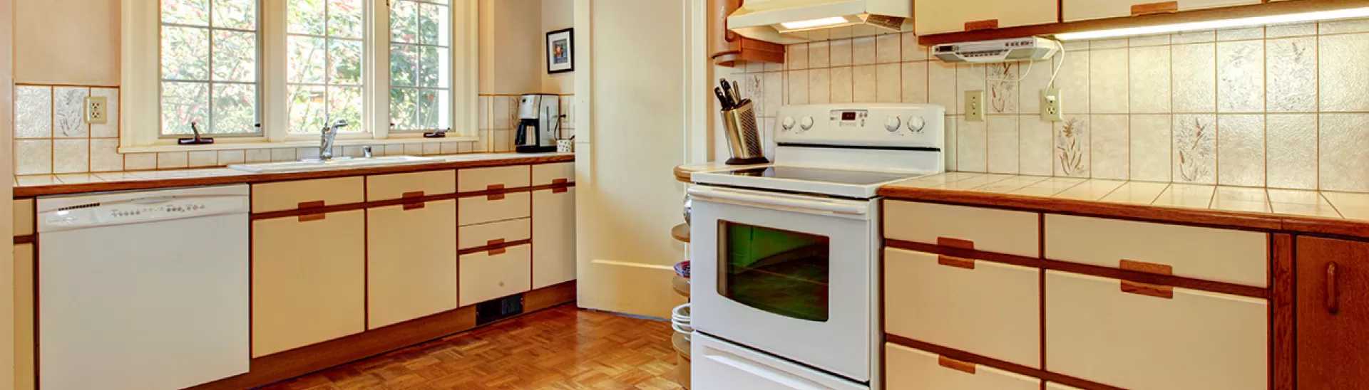Simple Kitchen Design Ideas – Layout, Colour Schemes & Décor Tips