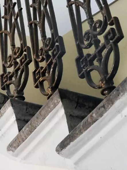 Iron Modern Stair Railing Design and Stylish Grill Painting Guide 