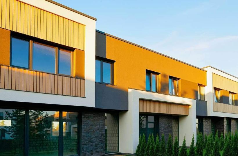 Innovative Colours That Complement White Home Exteriors