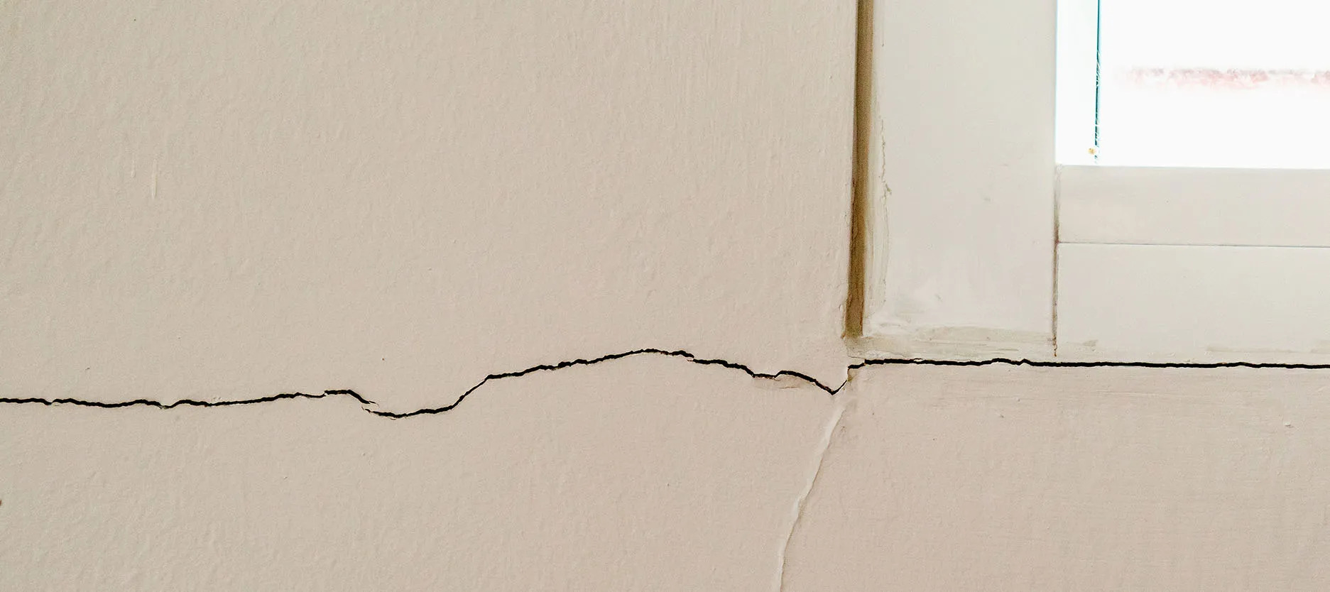 Crack bridging - Paint should protect walls from cracks image