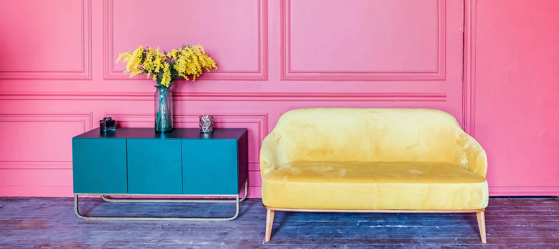 Dark Blue and Hot Pink: Colour combination for walls